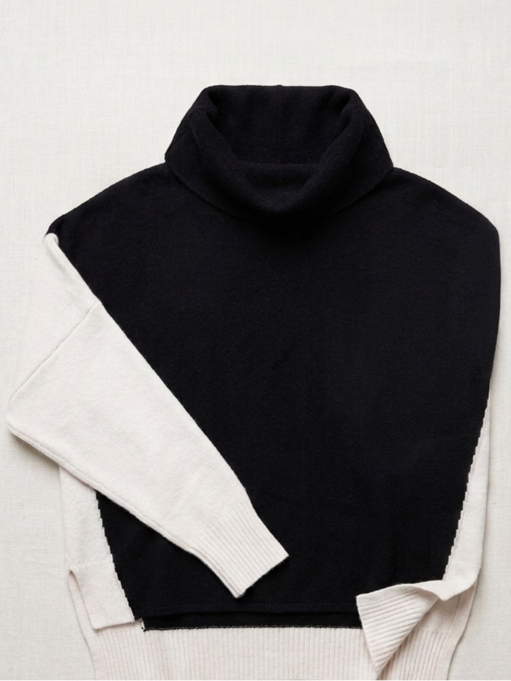 Brodie Cashmere Black and Cream Colorblock Turtleneck size small